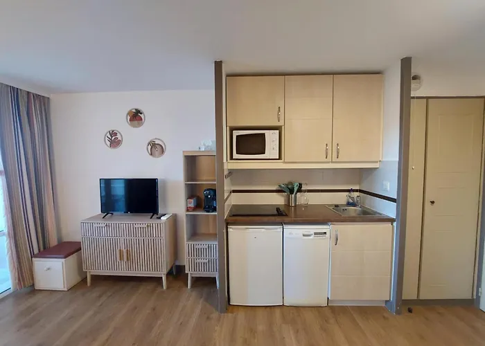 Cap Esterel Appartement Climatise Dans Le Centre Du Village Vacances