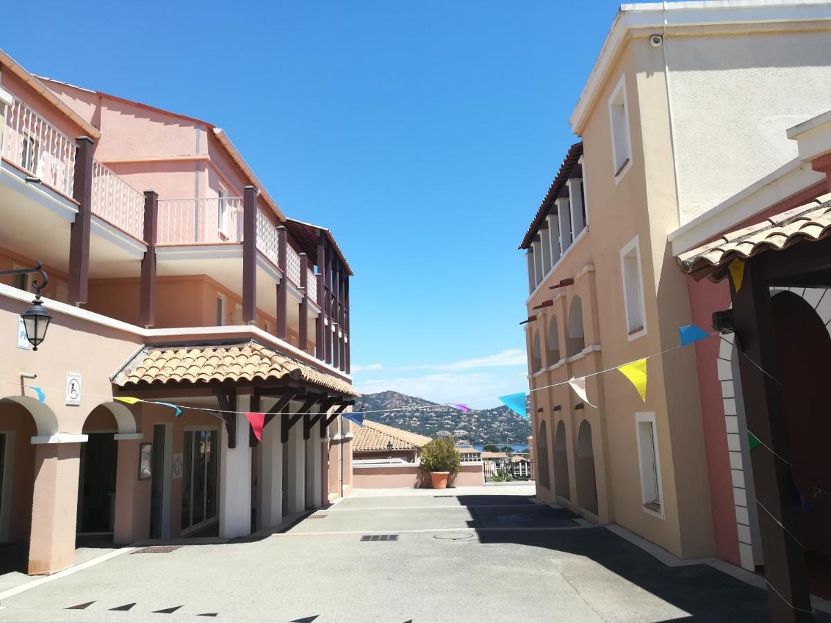 Apartment Cap Esterel Climatise Dans Le Centre Du Village *